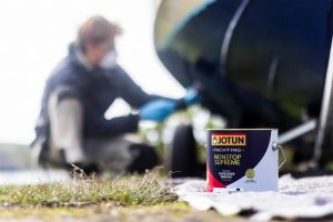 Stoffing av båt med bunnstoff fra Jotun